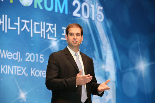 JB 스트라우벨 테슬라모터스 공동창업자겸 최고기술책임자가 18일 일산 킨텍스에서 열린 '에너지포럼 2015'에서 기조연설을 하고 있다.  한국에너지공단 제공